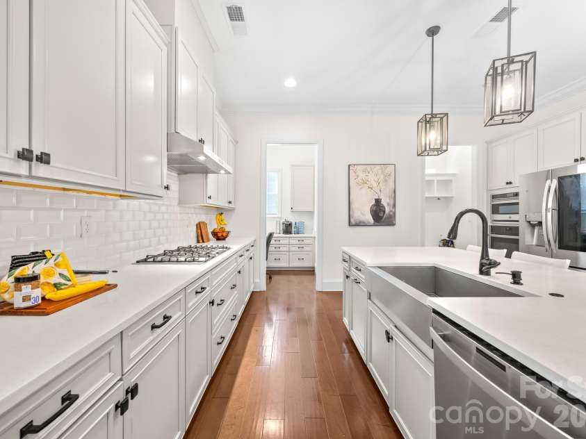 809 Brown Creek Drive, Matthews, NC 28104.  MLS# CAR4399736, YatesRealty ID 36195. Kitchen