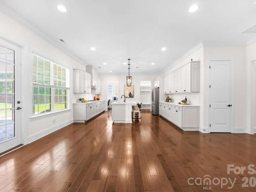 809 Brown Creek Drive, Matthews, NC 28104.  MLS# CAR4399736, YatesRealty ID 36195. Kitchen