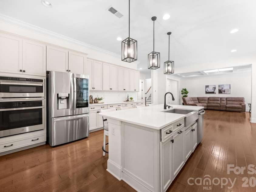 809 Brown Creek Drive, Matthews, NC 28104.  MLS# CAR4399736, YatesRealty ID 36195. Kitchen