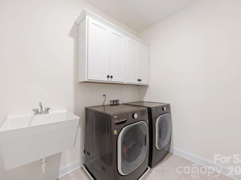 809 Brown Creek Drive, Matthews, NC 28104.  MLS# CAR4399736, YatesRealty ID 36195. Laundry Room