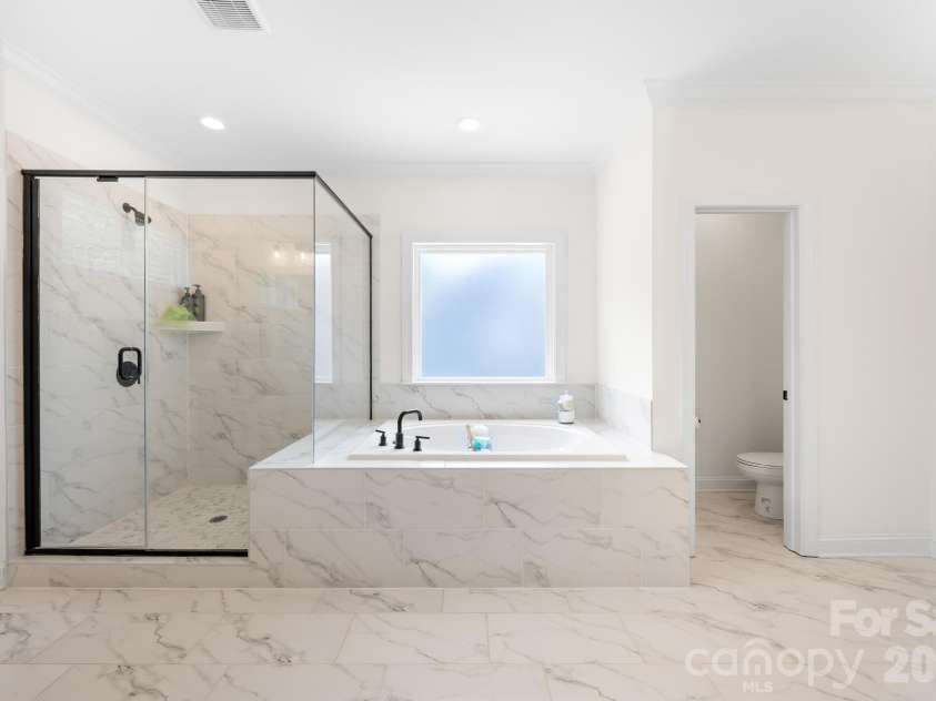 809 Brown Creek Drive, Matthews, NC 28104.  MLS# CAR4399736, YatesRealty ID 36195. Primary Bathroom