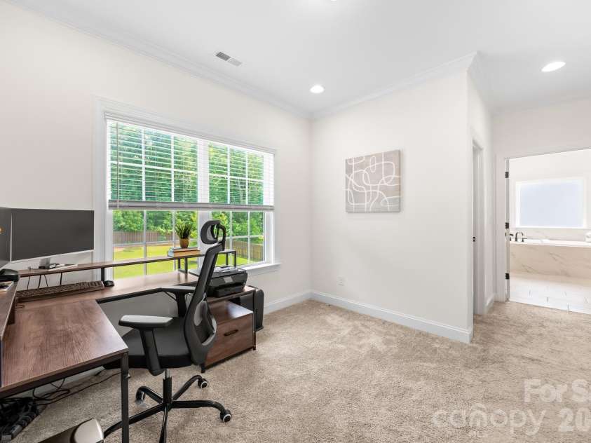 809 Brown Creek Drive, Matthews, NC 28104.  MLS# CAR4399736, YatesRealty ID 36195. Sitting Area