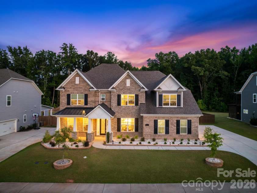 809 Brown Creek Drive, Matthews, NC 28104.  MLS# CAR4399736, YatesRealty ID 36195. Welcome Home