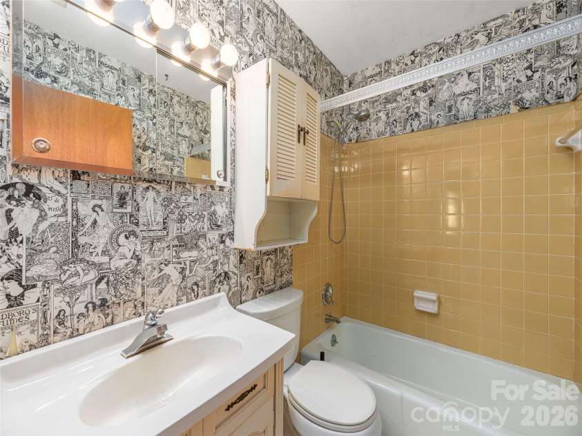 25 Laurel Park Drive, Arden, NC 28704.  MLS# CAR4401066, YatesRealty ID 36196. 