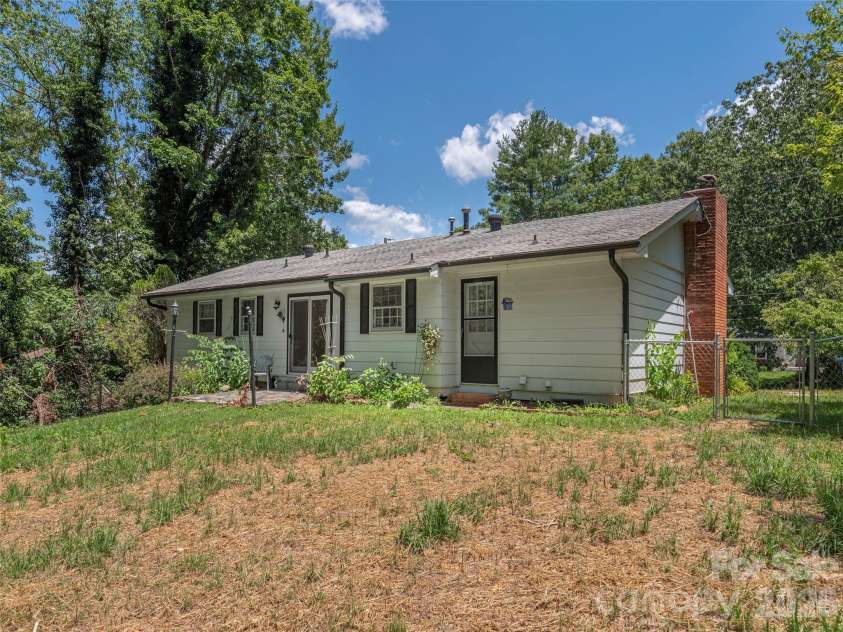 25 Laurel Park Drive, Arden, NC 28704.  MLS# CAR4401066, YatesRealty ID 36196. 