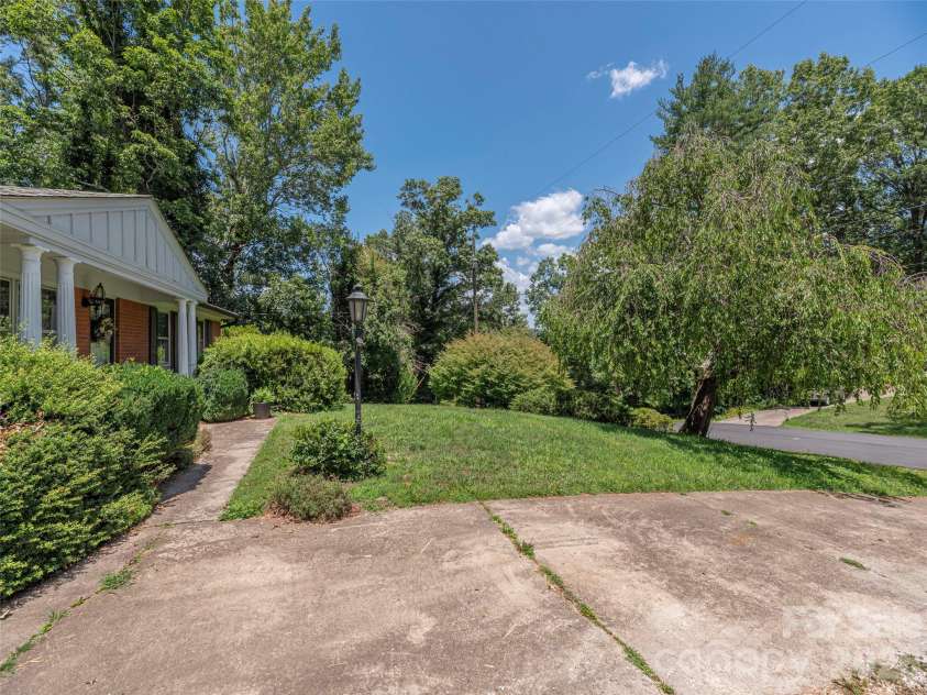 25 Laurel Park Drive, Arden, NC 28704.  MLS# CAR4401066, YatesRealty ID 36196. 