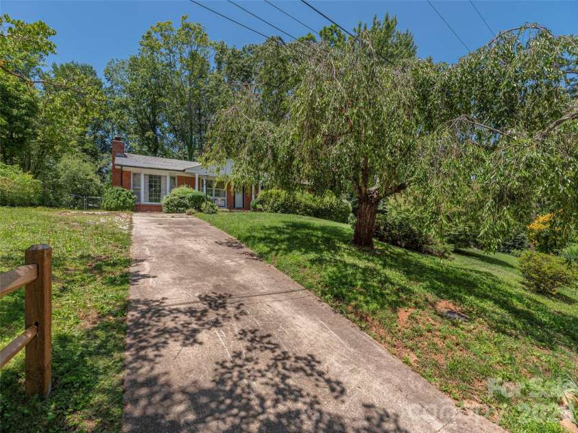 25 Laurel Park Drive, Arden, NC 28704.  MLS# CAR4401066, YatesRealty ID 36196. 