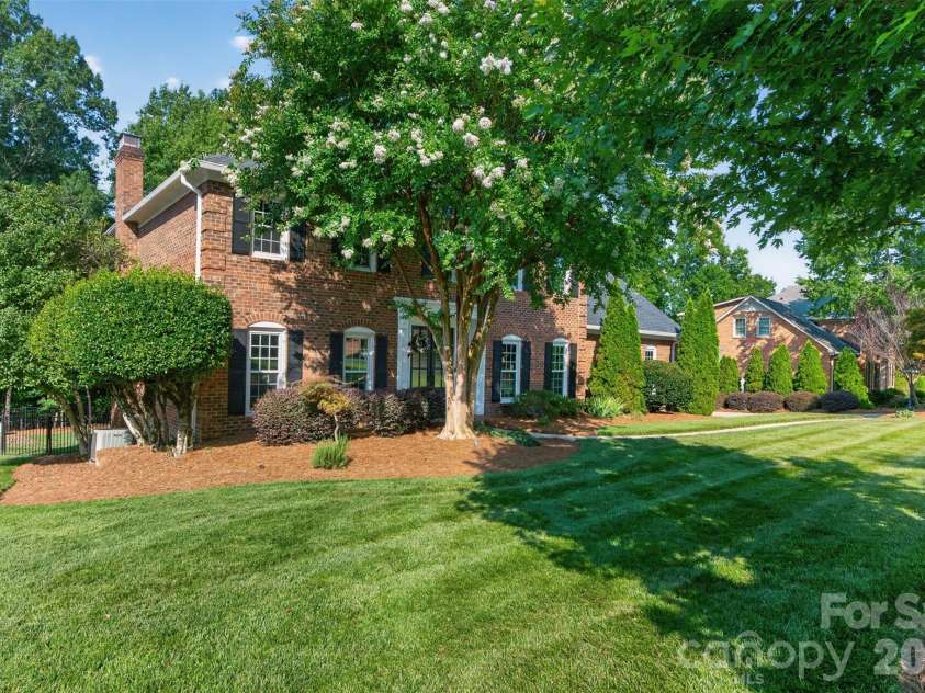 1231 Manicott Drive, Matthews, NC 28105.  MLS# CAR4394782, YatesRealty ID 36197. 