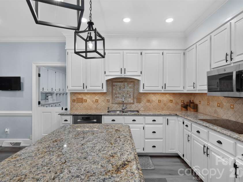1231 Manicott Drive, Matthews, NC 28105.  MLS# CAR4394782, YatesRealty ID 36197. 