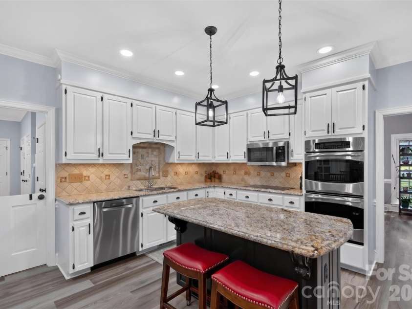 1231 Manicott Drive, Matthews, NC 28105.  MLS# CAR4394782, YatesRealty ID 36197. 