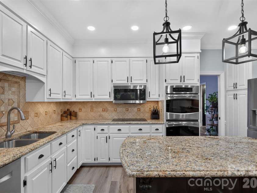 1231 Manicott Drive, Matthews, NC 28105.  MLS# CAR4394782, YatesRealty ID 36197. 
