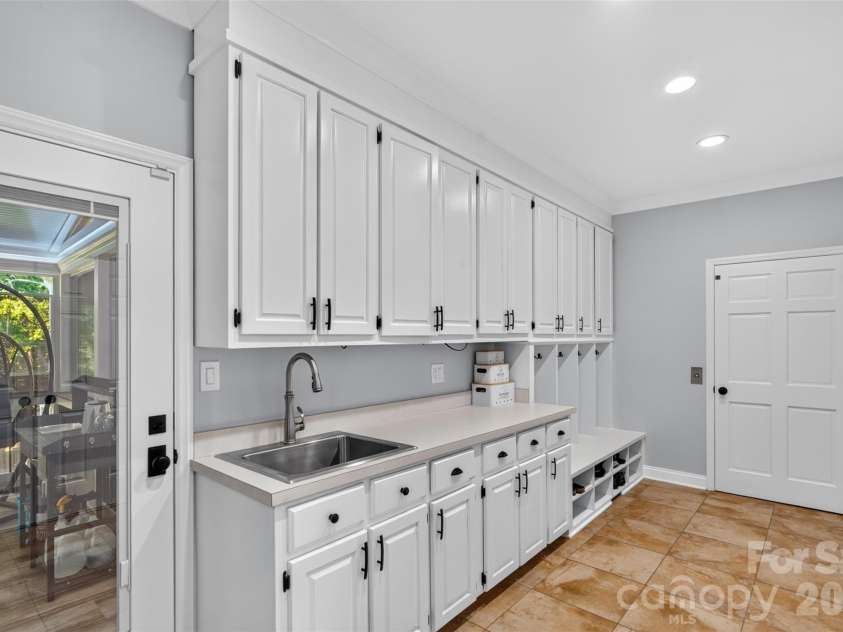 1231 Manicott Drive, Matthews, NC 28105.  MLS# CAR4394782, YatesRealty ID 36197. 