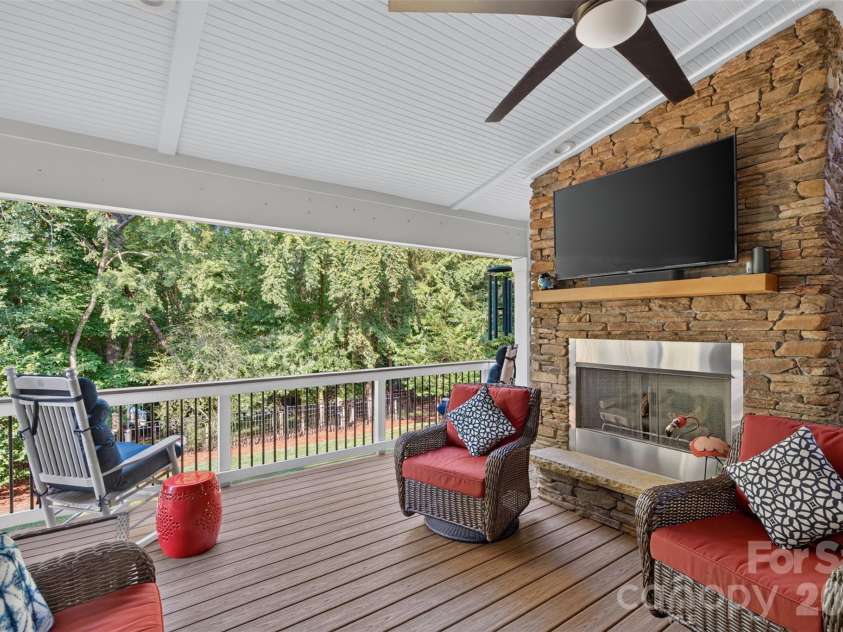 1231 Manicott Drive, Matthews, NC 28105.  MLS# CAR4394782, YatesRealty ID 36197. 