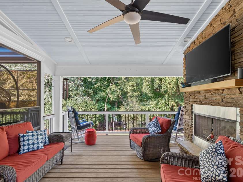 1231 Manicott Drive, Matthews, NC 28105.  MLS# CAR4394782, YatesRealty ID 36197. 