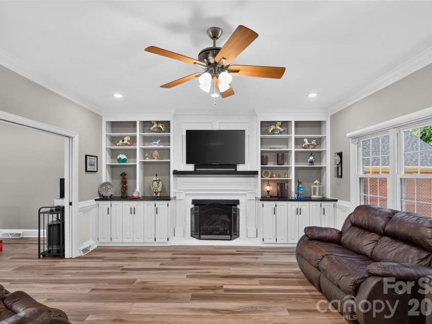 1231 Manicott Drive, Matthews, NC 28105.  MLS# CAR4394782, YatesRealty ID 36197. 