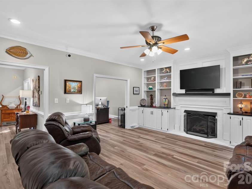 1231 Manicott Drive, Matthews, NC 28105.  MLS# CAR4394782, YatesRealty ID 36197. 