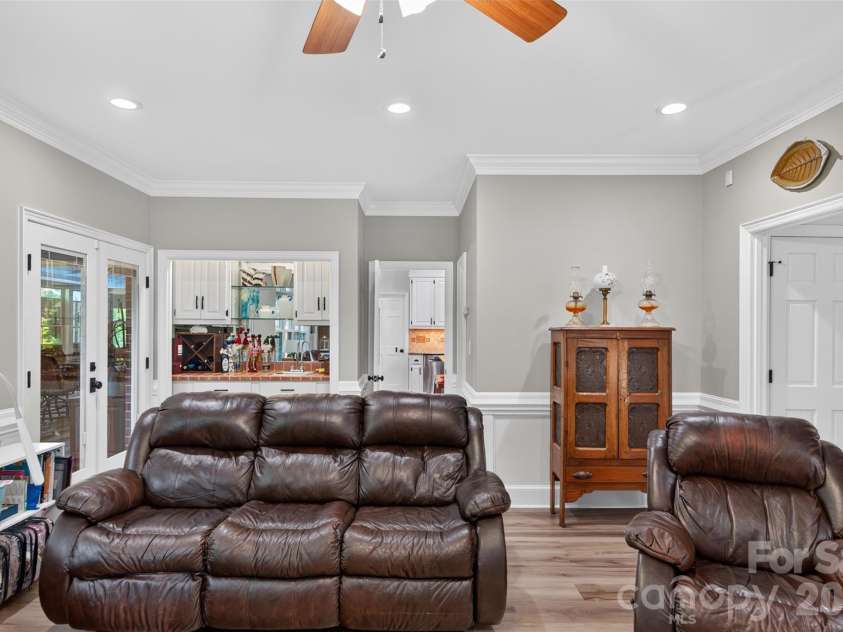 1231 Manicott Drive, Matthews, NC 28105.  MLS# CAR4394782, YatesRealty ID 36197. 