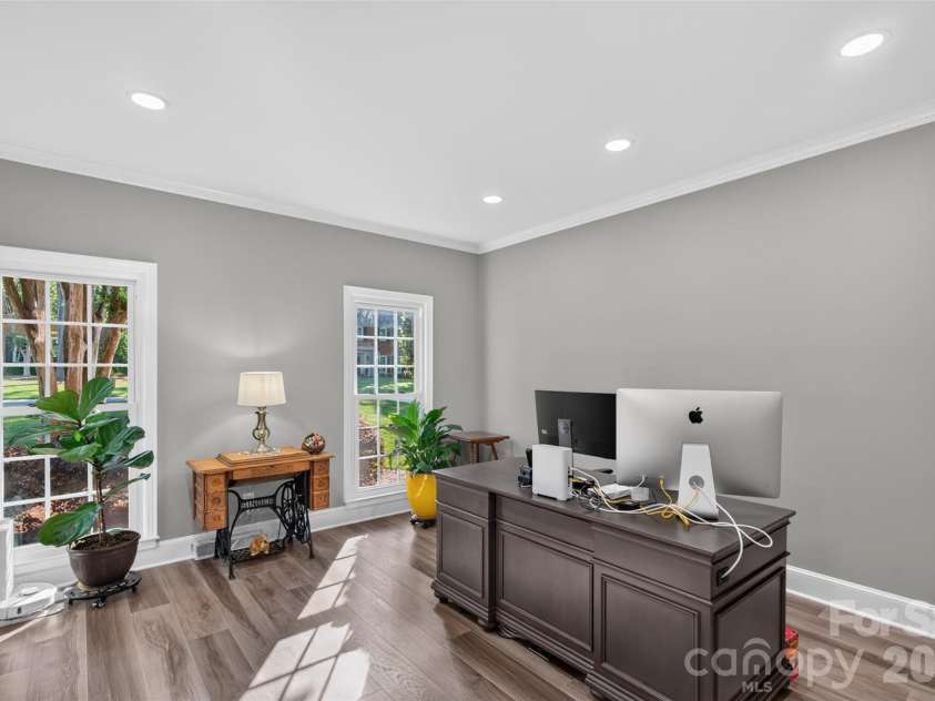 1231 Manicott Drive, Matthews, NC 28105.  MLS# CAR4394782, YatesRealty ID 36197. 
