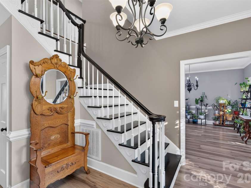 1231 Manicott Drive, Matthews, NC 28105.  MLS# CAR4394782, YatesRealty ID 36197. 