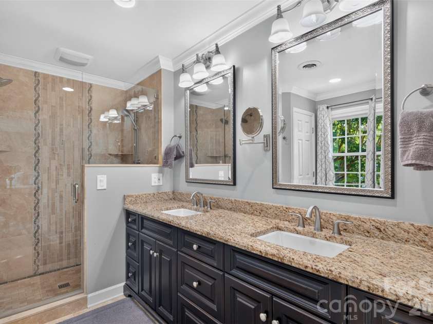 1231 Manicott Drive, Matthews, NC 28105.  MLS# CAR4394782, YatesRealty ID 36197. 