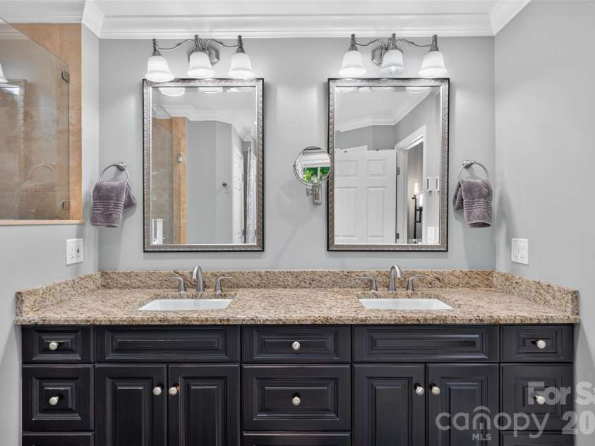 1231 Manicott Drive, Matthews, NC 28105.  MLS# CAR4394782, YatesRealty ID 36197. 