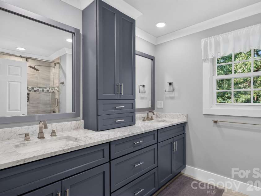 1231 Manicott Drive, Matthews, NC 28105.  MLS# CAR4394782, YatesRealty ID 36197. 
