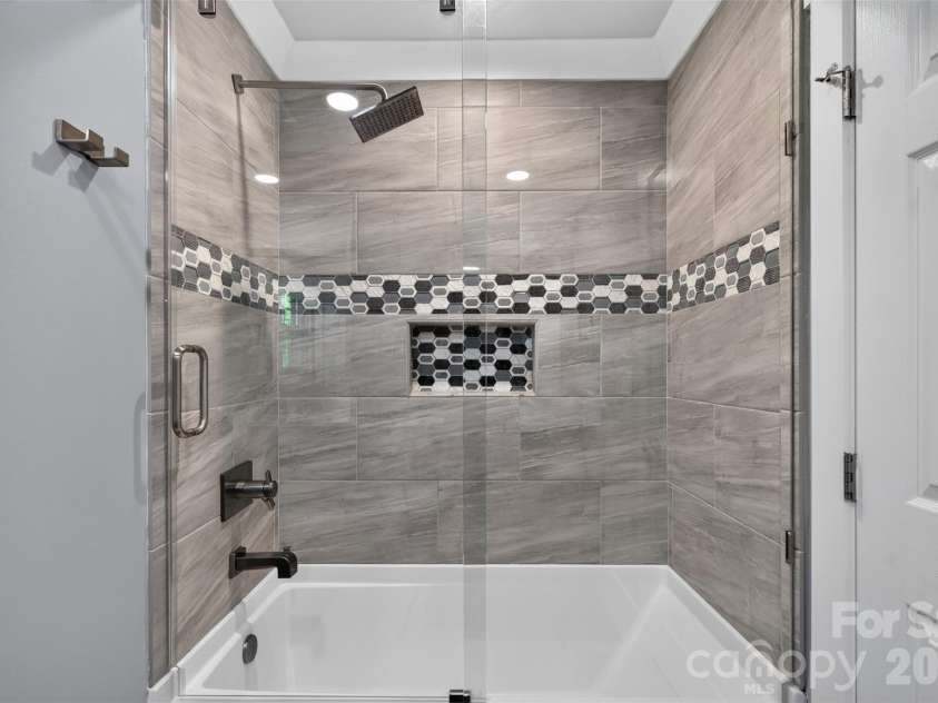 1231 Manicott Drive, Matthews, NC 28105.  MLS# CAR4394782, YatesRealty ID 36197. 