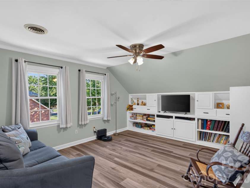 1231 Manicott Drive, Matthews, NC 28105.  MLS# CAR4394782, YatesRealty ID 36197. 