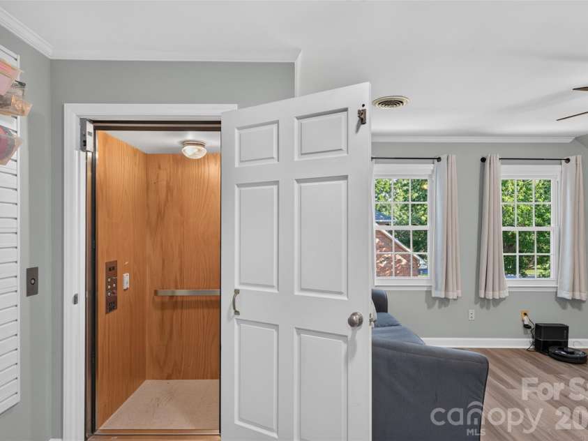 1231 Manicott Drive, Matthews, NC 28105.  MLS# CAR4394782, YatesRealty ID 36197. 