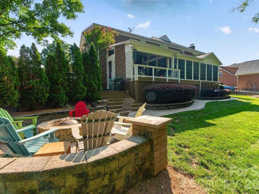 1231 Manicott Drive, Matthews, NC 28105.  MLS# CAR4394782, YatesRealty ID 36197. 