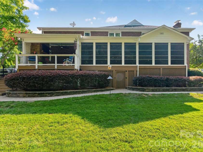 1231 Manicott Drive, Matthews, NC 28105.  MLS# CAR4394782, YatesRealty ID 36197. 