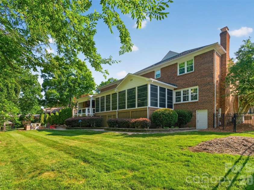 1231 Manicott Drive, Matthews, NC 28105.  MLS# CAR4394782, YatesRealty ID 36197. 