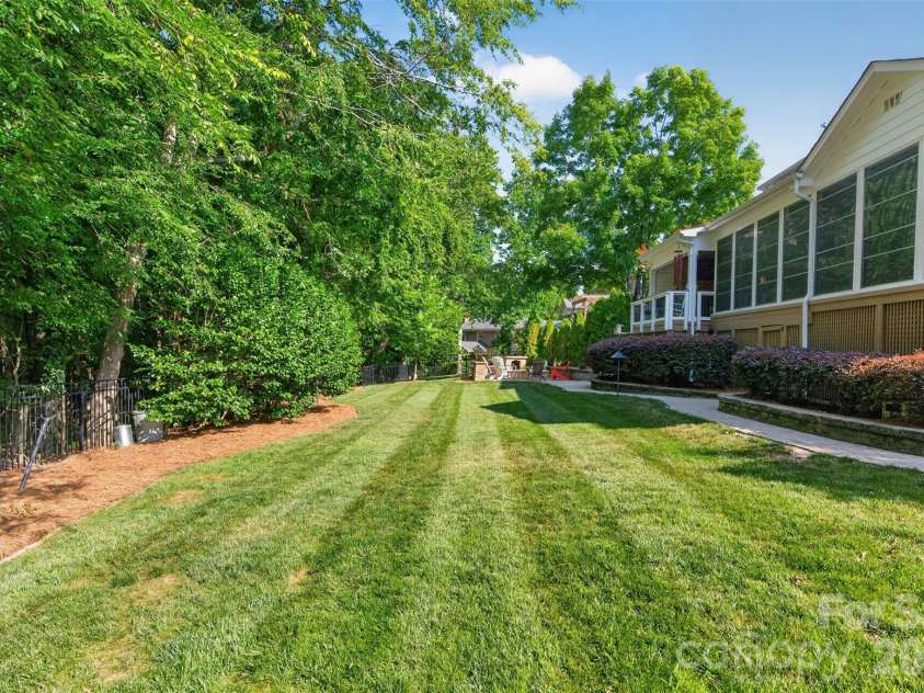 1231 Manicott Drive, Matthews, NC 28105.  MLS# CAR4394782, YatesRealty ID 36197. 