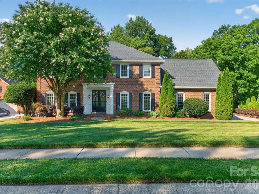 1231 Manicott Drive, Matthews, NC 28105.  MLS# CAR4394782, YatesRealty ID 36197. 