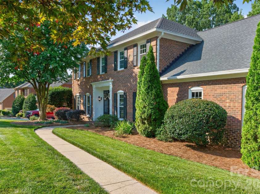 1231 Manicott Drive, Matthews, NC 28105.  MLS# CAR4394782, YatesRealty ID 36197. 