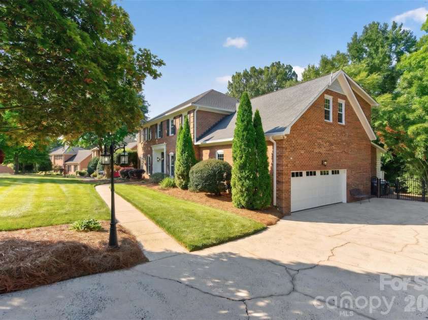 1231 Manicott Drive, Matthews, NC 28105.  MLS# CAR4394782, YatesRealty ID 36197. 