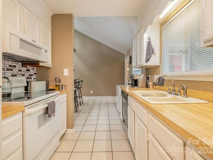 6200 Old Providence Road, Charlotte, NC 28226.  MLS# CAR4136069, YatesRealty ID 362. 