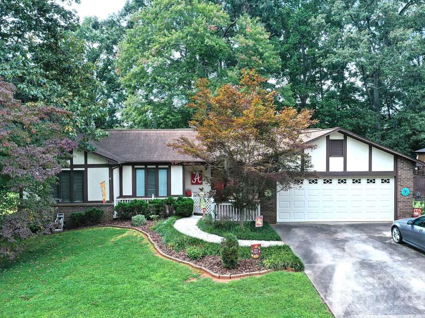 112 Royal Oak Court, Lenoir, NC 28645.  MLS# CAR4302969, YatesRealty ID 3620. 