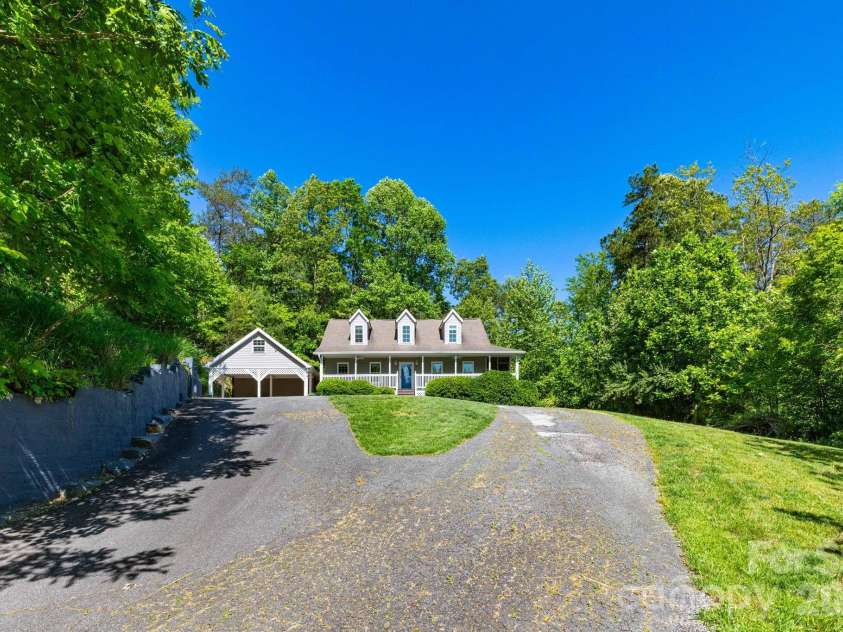 215 Butternut Lane, Leicester, NC 28748.  MLS# CAR4382382, YatesRealty ID 36205. Front Yard/Driveway