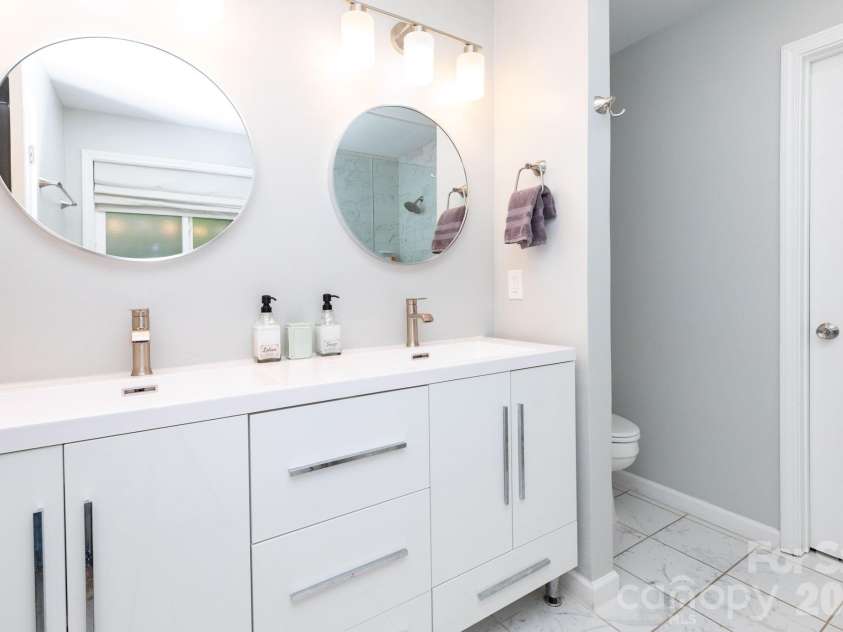 215 Butternut Lane, Leicester, NC 28748.  MLS# CAR4382382, YatesRealty ID 36205. Primary Bathroom