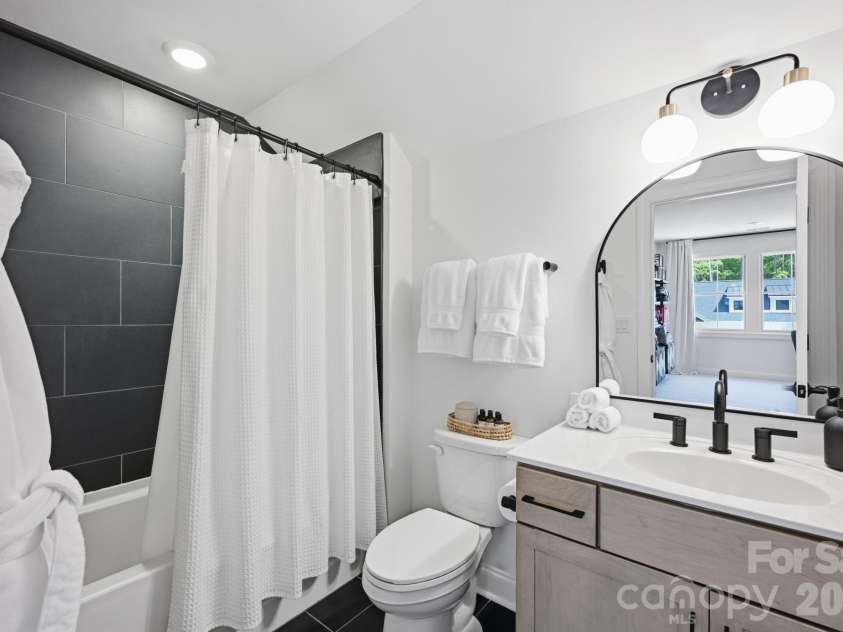 127 Lake Cove Way, Mooresville, NC 28115.  MLS# CAR4389963, YatesRealty ID 36208. 