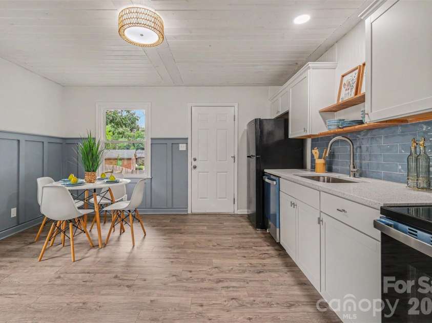 105 Mcgee Street, Fort Mill, SC 29715.  MLS# CAR4393320, YatesRealty ID 36210. Kitchen with eat-in dining space.