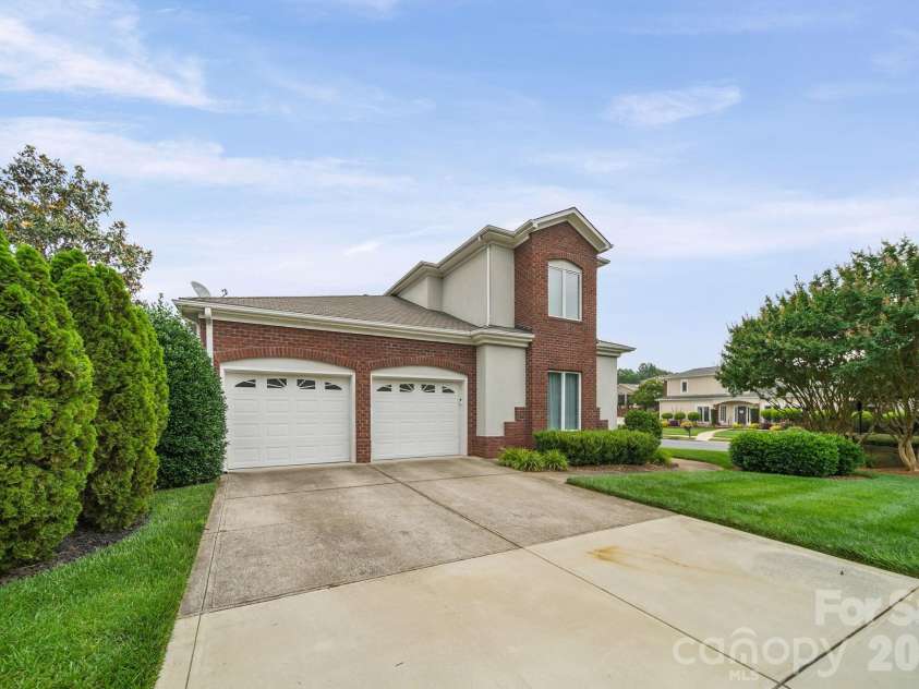 17712 Preston Lake Drive, Cornelius, NC 28031.  MLS# CAR4390824, YatesRealty ID 36211. Garage/Driveway