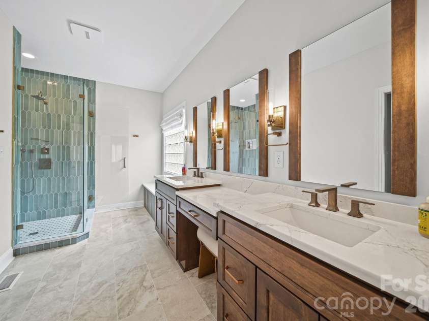 17712 Preston Lake Drive, Cornelius, NC 28031.  MLS# CAR4390824, YatesRealty ID 36211. Primary Bathroom - Main Level