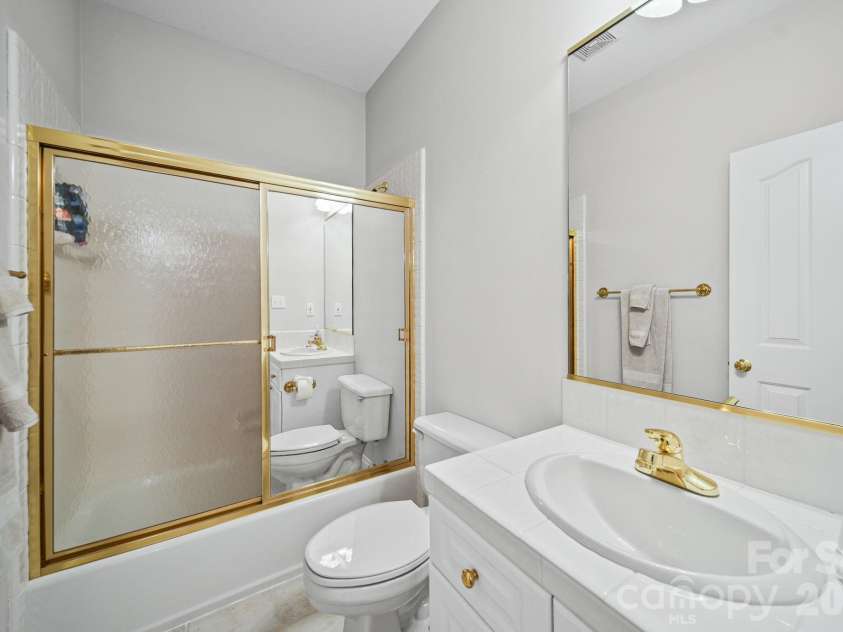 17712 Preston Lake Drive, Cornelius, NC 28031.  MLS# CAR4390824, YatesRealty ID 36211. Upstairs Full Bath