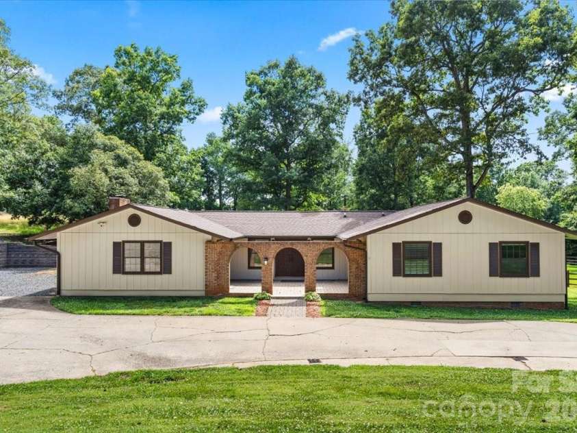4024 Wandering Lane, Hickory, NC 28601.  MLS# CAR4397647, YatesRealty ID 36213. 
