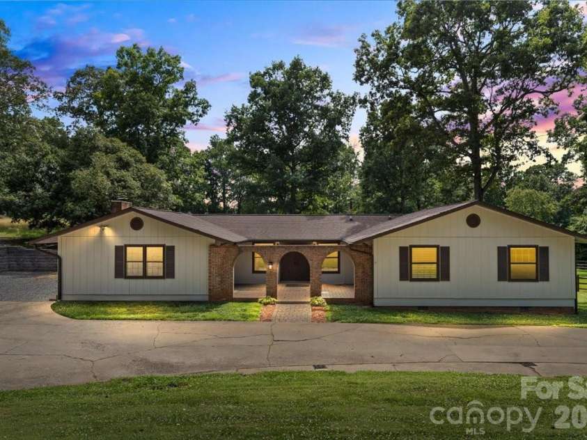 4024 Wandering Lane, Hickory, NC 28601.  MLS# CAR4397647, YatesRealty ID 36213. 