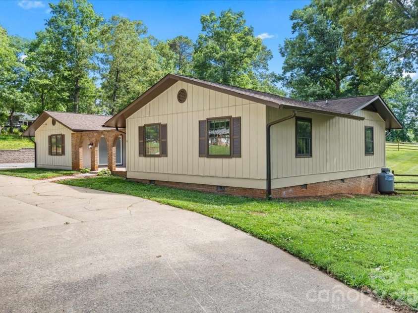 4024 Wandering Lane, Hickory, NC 28601.  MLS# CAR4397647, YatesRealty ID 36213. 