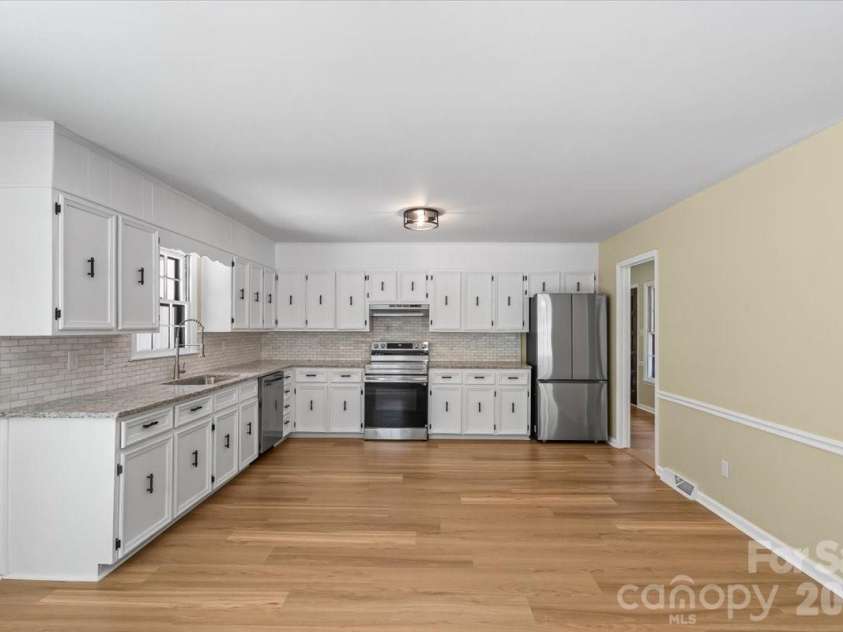 4024 Wandering Lane, Hickory, NC 28601.  MLS# CAR4397647, YatesRealty ID 36213. 