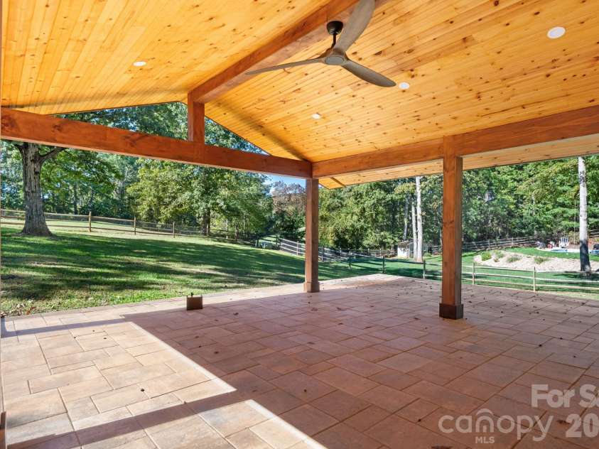 4024 Wandering Lane, Hickory, NC 28601.  MLS# CAR4436910, YatesRealty ID 36213. 